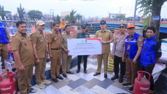 Penyerahan bantuan secara simbolis dilakukan langsung oleh Bupati Pangkep, Muhammad Yusran Lalogau, di pinggir sungai Pangkajene Kabupaten Pangkep, Selasa (22/7/2025) ||handover 
