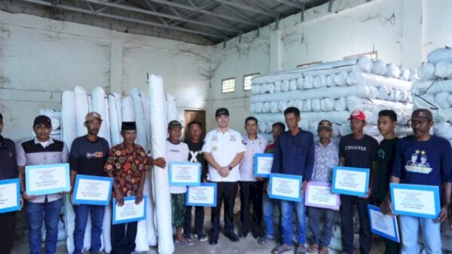 Penyerahan bantuan geomembran kepada kelompok petambak garam. Bantuan diserahkan langsung oleh Bupati Pangkep Muhammad Yusran Lalogau, di gudang logistik Dinas Perikanan, Rabu (30/7/2025) ||handover 