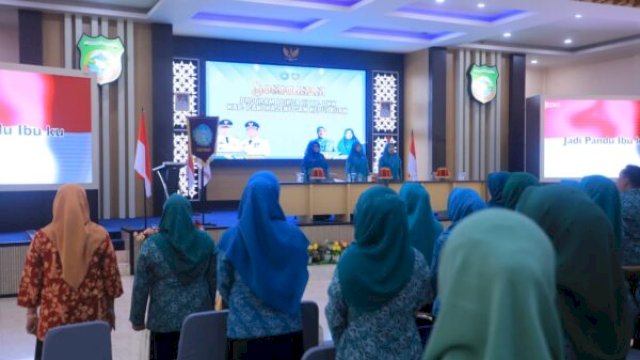 sosialisasi program kerja III TP PKK Kabupaten Pangkep yang dihadiri Staf Ahli TP PKK Pangkep A Yuliana Rahman Assagaf, serta Perwakilan PKK kecamatan dan desa/kelurahan, berlangsung di Ruang Pola Kantor Bupati Pangkep, Rabu (6/8/025) ||handover 