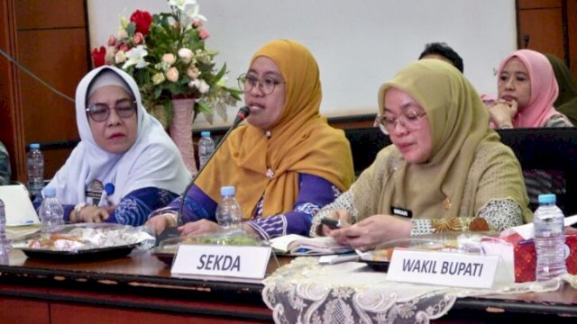 Verifikasi lanjutan program kabupaten sehat, secara daring melalui Zoom meeting yang diikuti oleh Tim verifikator, Bupati Pangkep Muhammad Yusran Lalogau, serta Pimpinan Perangkat Daerah, di ruang rapat bupati, Kamis (7/8) ||handover