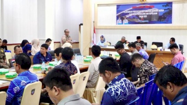Kegiatan High Level Meeting (HLM) membahas percepatan pertumbuhan ekonomi daerah yang berlangsung di Ruang Rapat Wakil Bupati Pangkep, Kamis (9/10/2025) ||handover 