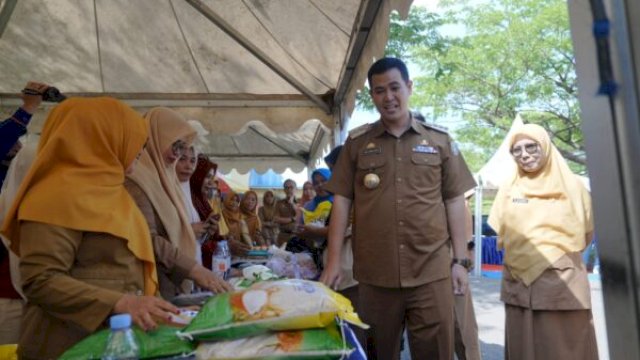 Bupati Pangkep pantau langsung pelaksanaan Gerakan Pangan Murah secara serentak di 24 kabupaten/kota se-Sulawesi Selatan dalam rangka memperingati Hari Ulang Tahun Provinsi Sulawesi Selatan ke-356, yang berlangsung di Stadion Andi Mappe, Senin (13/10) ||handover 
