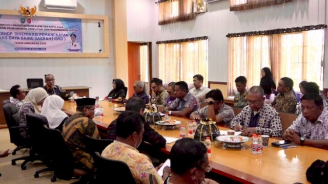 Pemkab Pangkep melalui Bappelitbangda menggelar Workshop Diseminasi Pemanfaatan Indeks Daya Saing Daerah (IDSD)., berlangsung di ruang rapat Wakil Bupati, Kamis (23/10/2025) ||handover