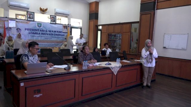 Badan Riset dan Inovasi Daerah (Bapperida) melaksanakan presentasi Lomba Inovasi Daerah Kabupaten Pangkep Tahun 2025, bertempat di Ruang Rapat Bupati Pangkep, Rabu (5/11/2025) ||handover 
