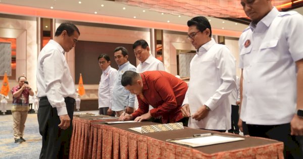 Amran Sulaiman Lantik Enam Ketua IKA Unhas di Makassar, Berikut Nama-Namanya!