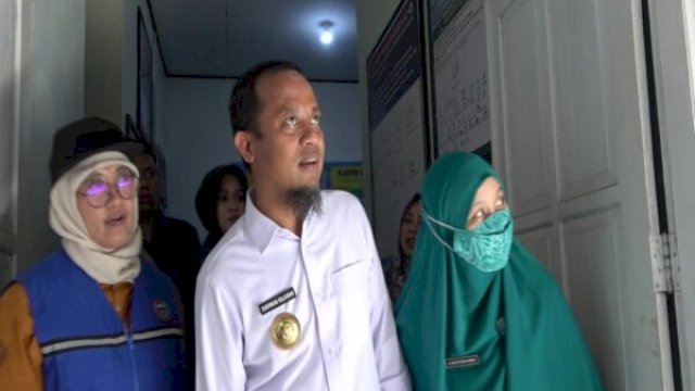 Gubernur Sulawesi Selatan Andi Sudirman Sulaiman memantau jalannya program Pelayanan Kesehatan Bergerak di pulau Sabutung Kecamatan Tupabiring Utara Kabupaten Pangkep, Selasa 5 Agustus 2025 ||handover 