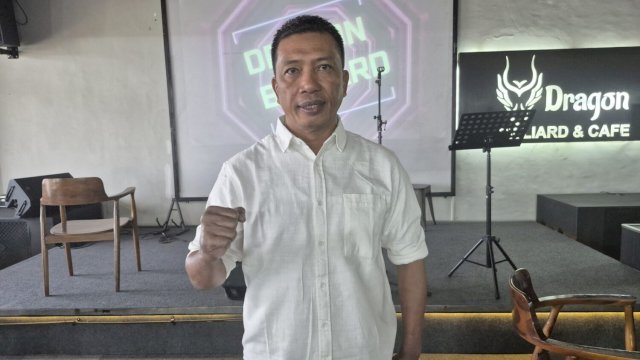 Plt Ketua Umum POBSI Makassar, Agus Salim disela pembukaan Open Tournament, di Dragon Billiard & Cafe, Jl Bawakaraeng. 