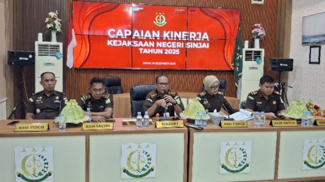 Kepala Kejaksaan Negeri Sinjai, Muhammad Ridwan Bugis, memberikan keterangan pers tentang pencapaian Kejari dalam penanganan perkara korupsi 2025 ||irman@harian.news 