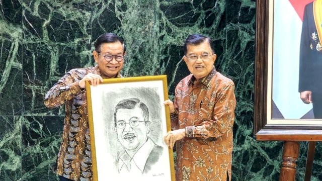 Gubernur DKI Jakarta menyerahkan cinderamata kepada Jusuf Kalla disela acara anugerah Dewan Pers di Balai Kota Jakarta, Rabu (10/12) malam. Ist