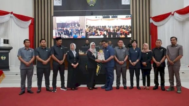 DPRD Gowa terima Nota Keuangan dan Ranperda Perubahan APBD 2025 ||handover_yoz@harian.news 