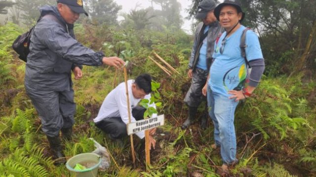 KPH Jeneberang berpartisipasi dalam Penanaman Pohon Serentak di lahan kritis Gowa, Sabtu (20/12/25) ||ist@yoz_harian.news 