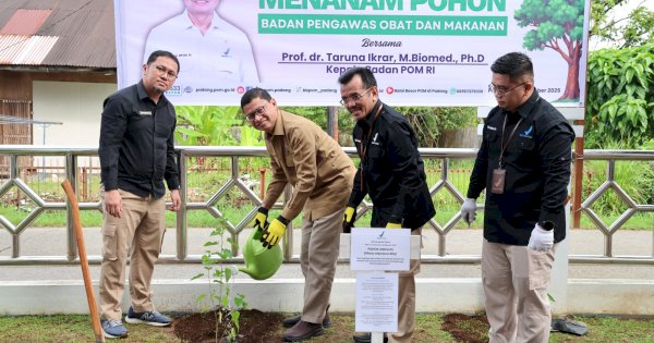 Taruna Ikrar Pastikan Keamanan Instalasi Farmasi di Daerah Bencana, Galakkan Gerakan Menanam Sejuta Pohon di Kantor BBPOM Padang