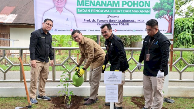 Taruna Ikrar Pastikan Keamanan Instalasi Farmasi di Daerah Bencana, Galakkan Gerakan Menanam Sejuta Pohon di Kantor BBPOM Padang
