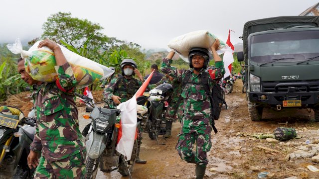 100 Prajurit TNI Bermotor Salurkan 10 Ton Bantuan Pangan ke Bener Meriah