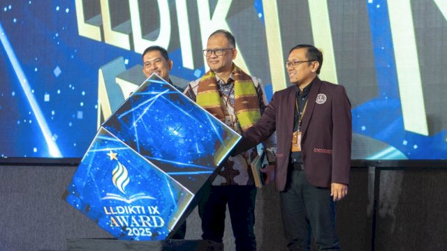 Dari kiri Kepala LLDIKTI IX, Dr. Andi Lukman, Dirjen Pendidikan Tinggi dan Ketua STIE Ciputra Makassar, Dr. E. Elia Ardyan, Sabtu (20/12). Ist