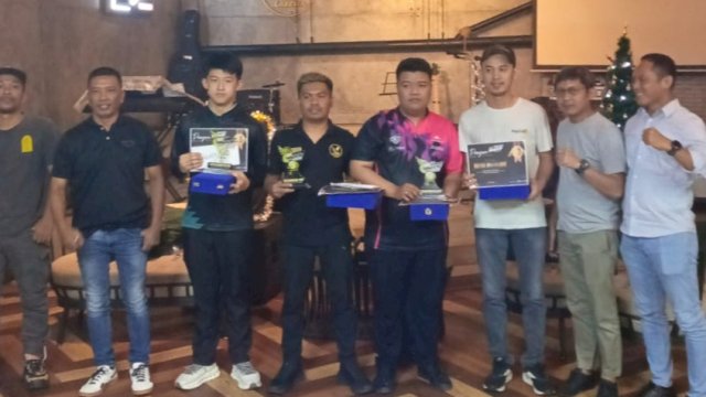 Para pemenang turut didampingi Plt Ketua POBSI Makassar, Agus Salim (dari kiri kedua). Dok. POBSI Makassar