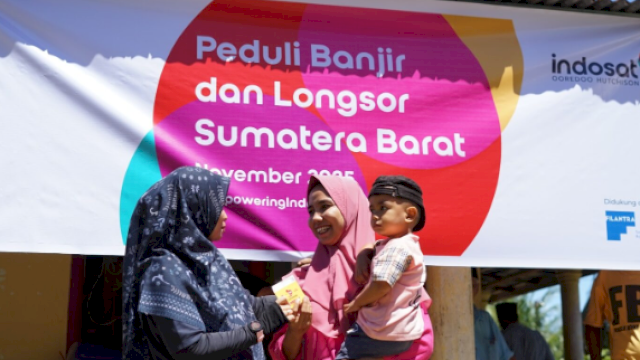 Indosat Salurkan Bantuan untuk Lansia, Ibu dan Anak di Wilayah Terdampak Banjir