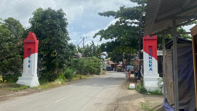 Gerbang masuk ke Desa Sengka, Kecamatan Bontonompo Selatan Kabupaten Gowa. (Foto: Gita/HN)