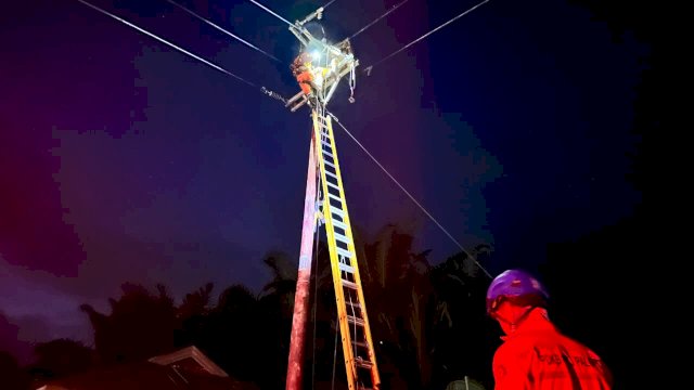 Hingga malam hari, Tim PLN UID Sulselrabar terus berupaya memulihkan pasokan listrik di Kabupaten Aceh Utara secara menyeluruh. (Foto: PLN Sulserabar)
