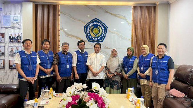 Rektor dan Tim Medis Tanggap Bencana Unismuh Makassar. (Foto: Unismuh)