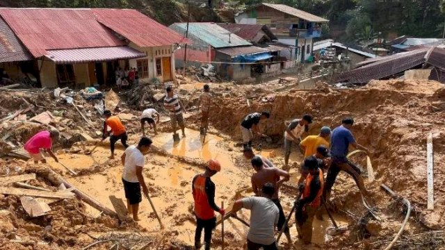 Banjir bandang yang merendam rumah-rumah warga di Sumatera ||doc_garudatv
