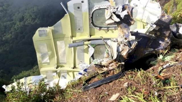 Potongan serpihan pesawat ditemukan tim. (Dok. BPBD Makassar)