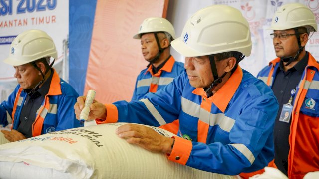 Direktur Utama Pupuk Kaltim, Gusrizal melakukan seremoni penandatanganan karung pupuk dalam acara Tutup Tahun Produksi 2025 di area gudang Pabrik 1A Pupuk Kaltim di Bontang, Kalimantan Timur (30/12). Sepanjang 2025, Pupuk Kaltim mencatatkan realisasi produksi yang melampaui target dengan total mencapai 3.578.366 ton pupuk urea dan 328.154 ton pupuk NPK, sementara untuk produk petrokimia tercatat produksi amonia sebesar 2.772.895 ton. (Foto: Pupuk Kaltim)