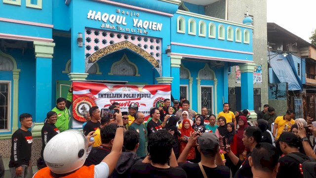 Dit Intelkam Polda Sulsel Bersihkan Masjid dan Salurkan Bantuan di Hari Jadi Intelijen Polri ke-80