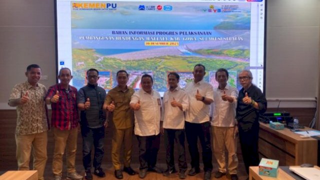 Sesi foto Tim Teknis  Pembangunan Bendungan Jenelata bersama tim Forum Kewaspadaan Dini Masyarakat (FKDM) Gowa, Kamis (31/12) ||yoz@harian.news 