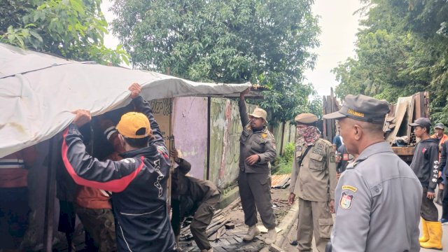 Penertiban lapak di Jl Saripa Raya (samping Unifa) oleh Pemerintah. Dok