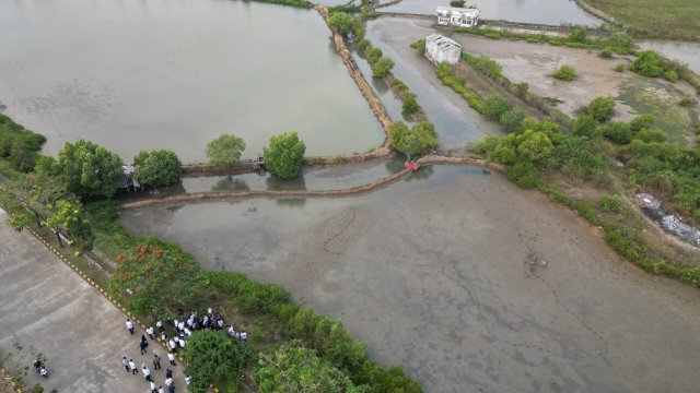 Peninjauan lokasi Unita, lokasi pembangunan stadion. Dok/Humas