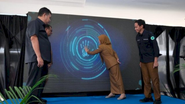 Bupati Gowa Husniah Talenrang meluncurkan BLUD di RSUD Syekh Yusuf untuk tingkatkan kualitas layanan kesehatan dengan pengelolaan lebih fleksibel dan efisien ||handover_yoz@harian.news 