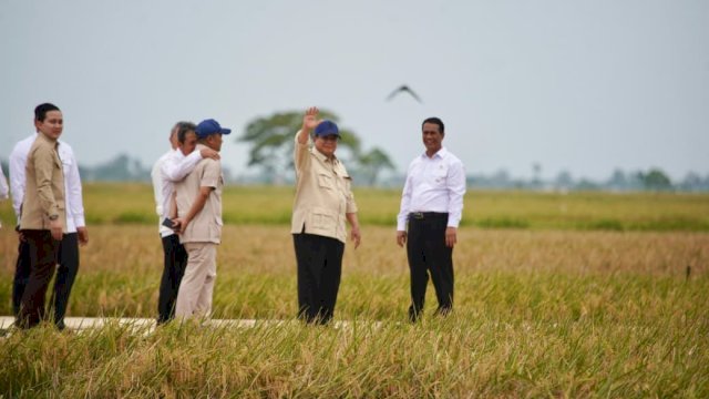 Presiden Prabowo di Karawang didampingi Mentan. Dok. Ist