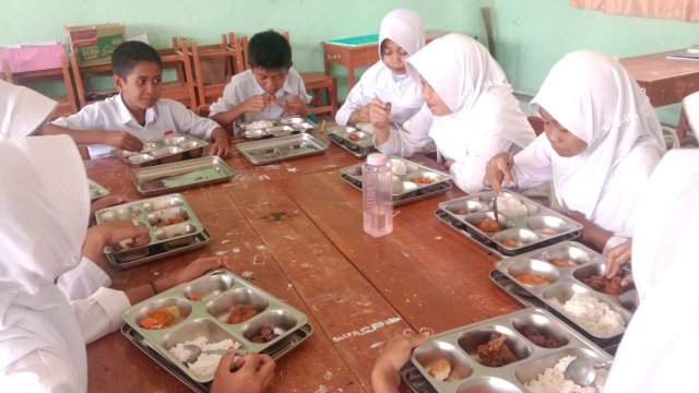 Siswa SD Negeri 187 Maccini Sinjai menerima Makan Bergizi Gratis. Tahun 2026, Pemerintah telah menyiapkan anggaran Rp 335 Triliun untuk keberlanjutan program MBG diseluruh Indonesia ||doc_sdn187maccinisinjai