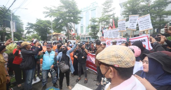 Temui Pedagang Pasar Pa’baeng-baeng, Appi: Jangan Berjualan di Pinggir Jalan