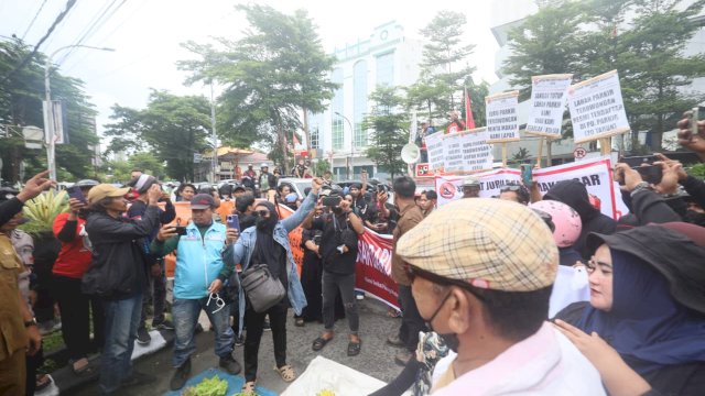 Temui Pedagang Pasar Pa’baeng-baeng, Appi: Jangan Berjualan di Pinggir Jalan