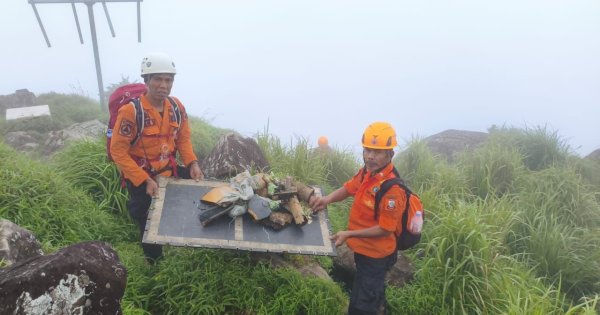 Kabut Tebal dan Hujan, Tim SAR Tetap Bertahan di Puncak Bulusaraung