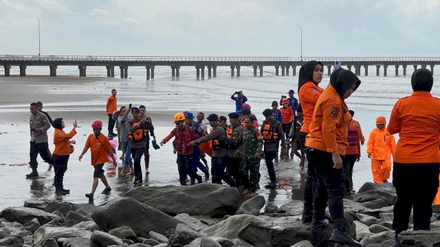 Proses evakuasi korban tenggelam, Senin (19/1). (Dok. BPBD-SAR)