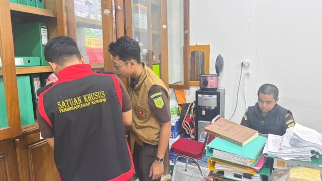 Saat penyidik Kejari Sinjai melakukan penggeledahan di kantor OPD dan Perumda ||irman@harian.news 