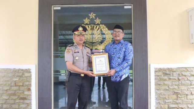 Kepala Bidang Humas Diskominfo Jeneponto, A. Baso Mustopo, menerima penghargaan dari Kapolres Jeneponto ||Ist_aswin@harian.news 