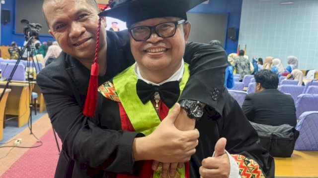 Dokter Koboi memeluk Prof Marhaen Hardjo, Selasa (20/1). (Ist)