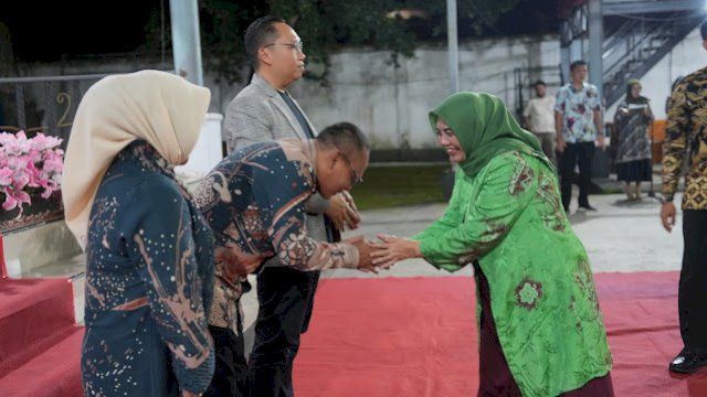 Kejari Sinjai (Ridwan Bugis saat menyalami Bupati Sinjai) pada acara pisah sambut kepala Kejari Sinjai ||Ist_irmanbagoes@harian.news 