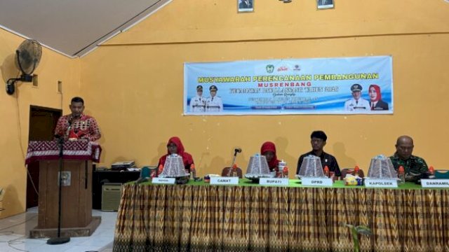 Camat Andi Pangerang memotivasi warga untuk berpartisipasi aktif dalam Musrenbang demi pembangunan daerah yang lebih baik ||handover_yoz@harian.news 