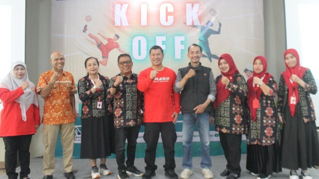 Kepala Balai BPOM di Makassar (tengah merah) dan Sekretaris PMI Makassar (samping kiri BBPOM) foto bersama, Jumat (23/1). 