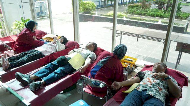 Donor darah Pelindo bekerjsama UTD PMI Makassar, Jumat (23/1). (Dok. Pelindo)