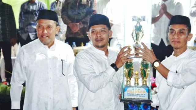 Bupati Paris Yasir menyerahkan piala bergilir MTQ di acara pembukaan ||Ist_aswin@harian.news 