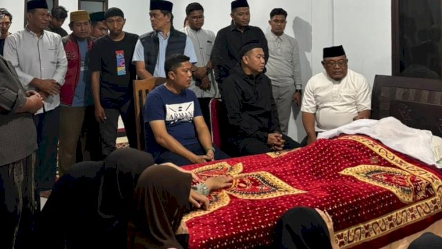 Kapolres Sinjai mengenakan jaket polos dan peci hitam saat melayat || ist_irmanharian.news 