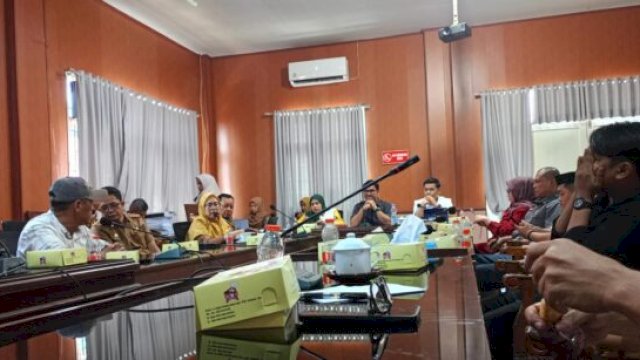Nurliana Syamsul Kasubag Program saat menjawab pertanyaan dari peserta RDP ||doc_:Aswin) 