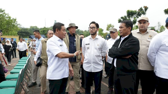Mentan Amran Gercep Salurkan 24 Truk Bantuan Untuk Korban Longsor Cisarua, Siapkan Solusi Permanen Cegah Bencana