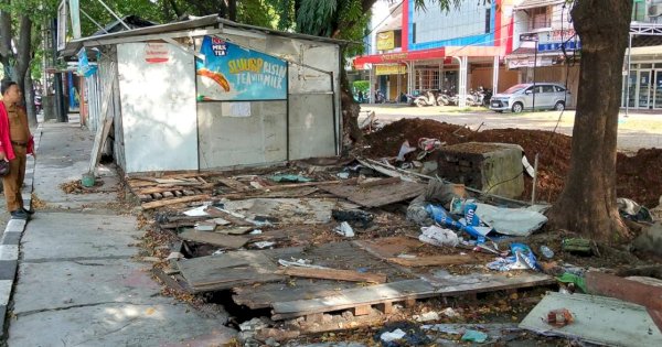 Setelah Teguran Berulang, PKL Depan UIN Alauddin Patuh Bongkar Lapak Sendiri